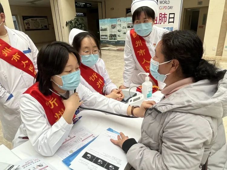 简篇-忻州市人民医院呼吸科“世界慢阻肺日”义诊宣传活动 图片